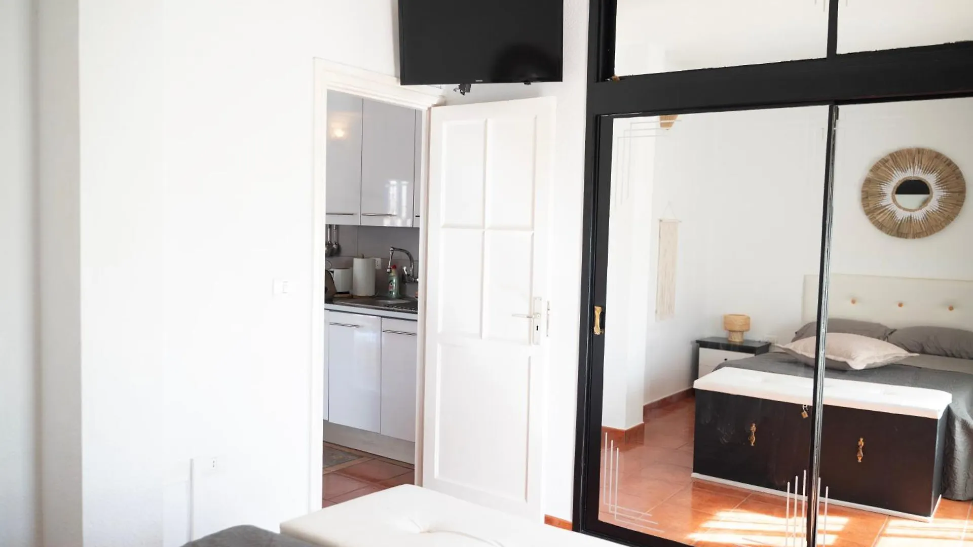 Los Cristianos Pool & Sun Apartment  Лос Кристианос